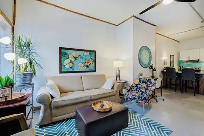 Image de Hilltop Terrace 2 Br, 1. 5 Ba guest apartment 1. 5 miles from I-75.