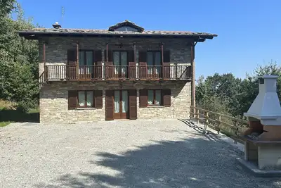 Image de Wood and stone house surrounded by nature. in the first hill above Bagnolo.