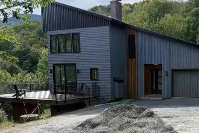 Image de Inviting home with mountain view, skiing, sauna, & W/D