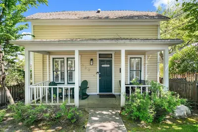 Image de House + 2 Studios- 3 blocks from the Plaza!