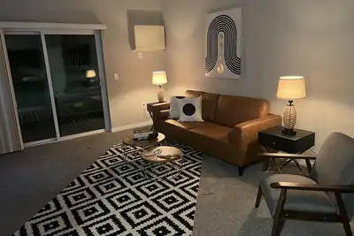 Mn New High End  1 Bdrm Main Floor