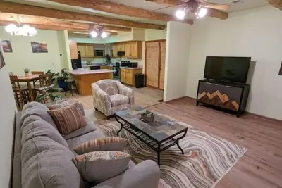 Image de Inviting & Spacious! Unique indoor and outdoor vibe!