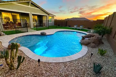 Image de Serene West Valley oasis with pool, waterfall, hot tub and glowing sunset views