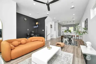 Image de Mini Golf W/Hot Tub- Mins to Downtown Nightlife