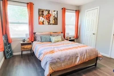 Image de Huge backyard, king beds in 2 rooms, close to Cobb Park and hospitals