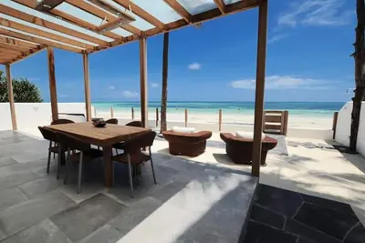 Grand Suite Ocean Front private beach patio 6 pax ( 3 bedrooms 2 bathrooms )