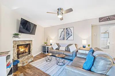 Image de Beautifuly Updated With Mtn View! Hot Tub, 7 mi. to Ski Resort! Fire Pit, DogsOK