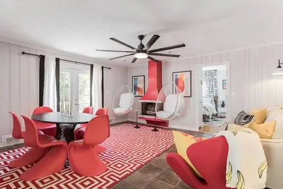 Image de Bursting with color + game barn and private creek