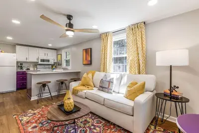 Image de Charming creekside retreat in historic Burlington