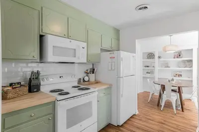 Image de Stylish Elon Retreat: Walk to Campus & Patio Relaxation