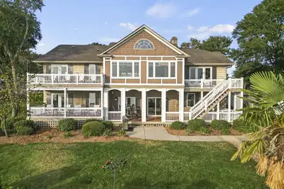 Image de Sunset Pointe - Entertainers Dream with Amazing Lake Norman Views