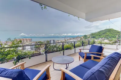 Image de Luxurious SohoPV Balcony w/ Rooftop Pool & Views