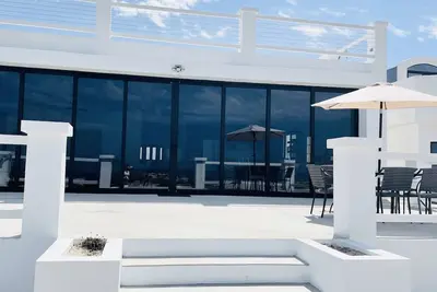 Image de Oceanfront home with spectacular views!