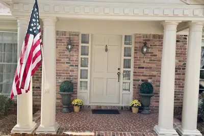 Image de Beautiful Home in Safe, Private Setting Only Blocks From the Square