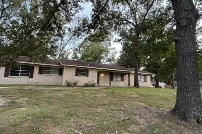 Image de Longview family  neighborhood. , Fenced yard, Equipped for long stays.