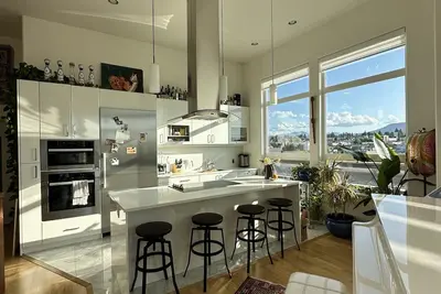 Image de Penthouse avec toit privé, balcon couvert et vue sur océan et montagne