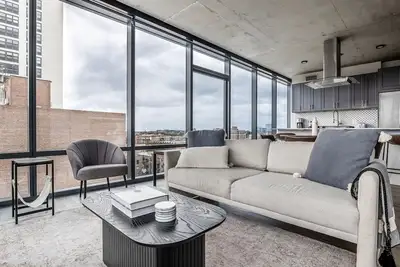 Image de Open Lakeview 2br w/ Gym & Grills, nr Lakefront Trail, by Blueground