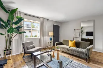 Image de Across the Street Apartment 5 | 8 Plex units