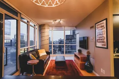 Image de Luxury Toronto Canada Downtown Hotel Towers by Scotiabank Arena | 2+2