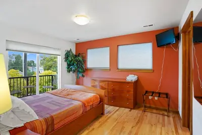 Image de Sip, Stroll, Stay Sexy | Townhouse in the Yards