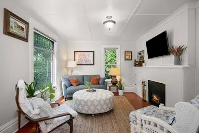Image de Chic Vintage Vibes | Stylish Stay Near It All