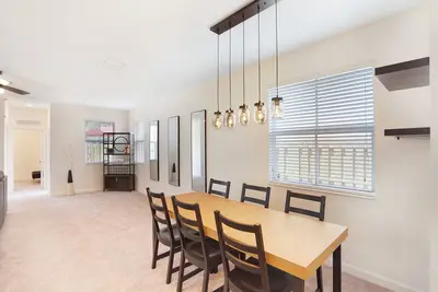 Image de Located in Miami 20 minutes from everything.