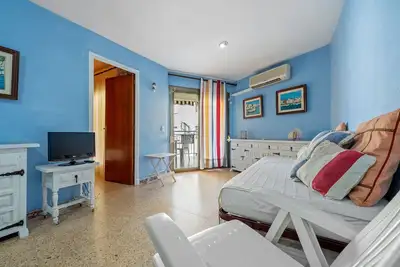 Appartement 'A Dos Minutos Del Mar' avec vue partielle sur la mer, terrasse privée et climatisation