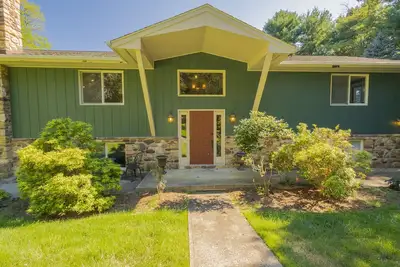 Image de Relax in this serene, spacious home near Downtown Blacksburg, perfect for up to 10 guests year-round