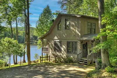 Image de Embrace the allure of Mountainview Lake Retreat, a Pet-friendly haven w/dock, canoe, hot tub, firepit, pool table, and WiFi