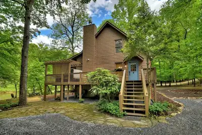 Image de Welcome to Relaxing River Retreat, where your pets are welcome amidst a scenic riverfront, screened porch, hot tub, WiFi, firepit, and abundant wildlife