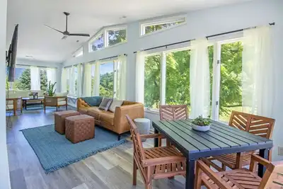 Image de Cozy stay with hot tub, mountain views & kid cave.