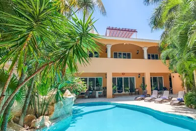 Image de Contemporary elegance at it's finest in this 5 bedroom luxury villa!