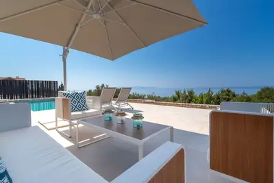 Image de Chic Contemporary 3 Bedroom Villa with stunning sea and mountain views