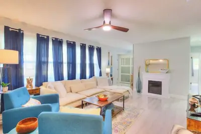 Image de Beautiful 3 bedroom 2 bathroom home nestled in a quiet neighborhood 9 min from the beach. Beach chairs umbrella hot tub games. 2 blocks from the trail. Crib available with small fee.