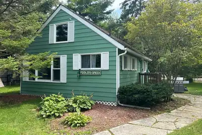 Image de Lovely Water Front Cottage- pool, firepit and amenities near by & access to water