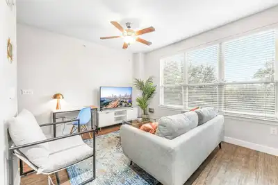 Image de Boho SoCo 1br Queen Suite w/ GymPickleballLaundry