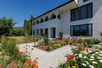 Image de Spacious house in a Naramta cherry orchard - 4 bedroom Spanish style villa