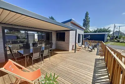 Image de Chalet à Jullouville - 6 couchages, piscine chauffée, près de la plage et commerces