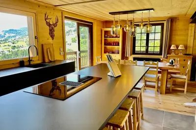 Image de Chalet cosy rénové, 4 chambres, terrasse, wifi, parking, près village et ski-bus