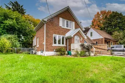 Image de Downtown House: Patio - Fire Pit - Lawn Chairs