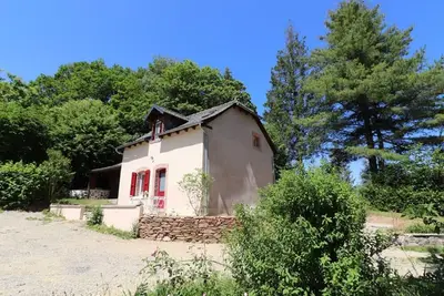 Image de Maison de Caractère Rénovée avec Jardin Privé et Cheminée à Saint-Victor