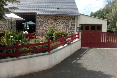Image de Gîte au calme avec terrasse, jardin, cheminée, proche de Salers et piste de ski