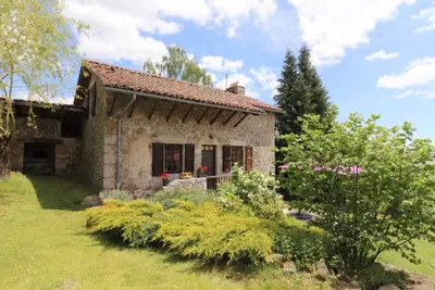 Image de Maison de caractère avec jardin, terrasse et cheminée près du Lot. Tranquillité assurée!