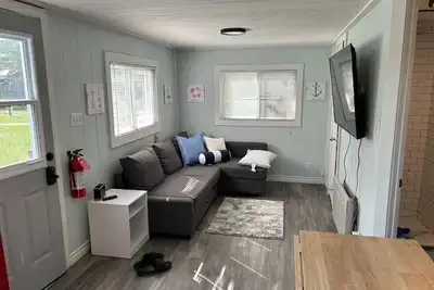 Image de Lovely Water Front Cottage- pool, firepit and amenities near by & access to water