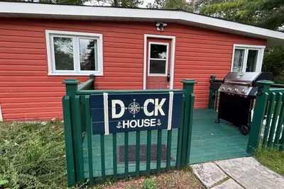 Image de Lovely Water Front Cottage- pool, firepit and amenities near by & access to water