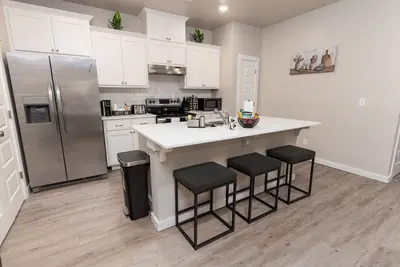 Image de Edmond Oasis: Luxury Retreat w/ Massage Chair and Infinity Game Table