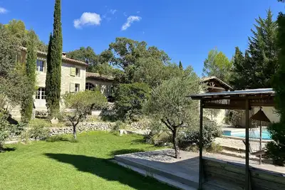 Image de Mas familial face au Pic Saint Loup avec piscine chauffée et Jacuzzi extérieur