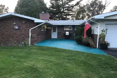 Image de An adults-only age 18+ one-of-a-kind Guest House in Iron Bridge, Ontario  Canada