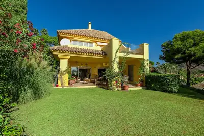 Image de Villa in Marbella, Frontline Villa in Rioreal Golf