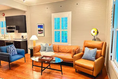 Image de Modern Home with Hot Tub: Walk to Game!